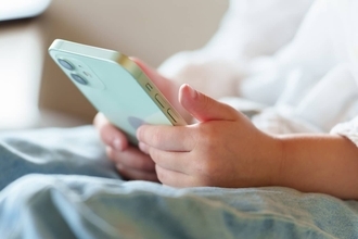 下の子ほどスマホを長時間使っている？“親の寛容さ”科学的に証明
