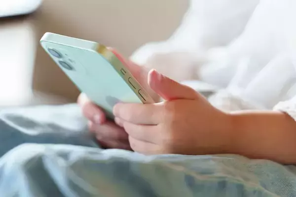 下の子ほどスマホを長時間使っている？“親の寛容さ”科学的に証明