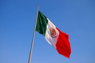 メキシコの自警団「バットマン」が指名手配。窃盗容疑者を街灯に縛り付け
