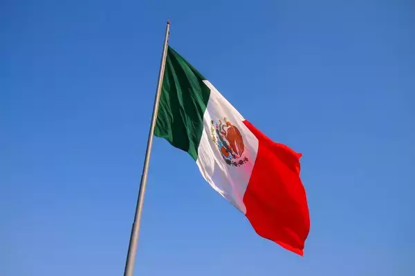 メキシコの自警団「バットマン」が指名手配。窃盗容疑者を街灯に縛り付け