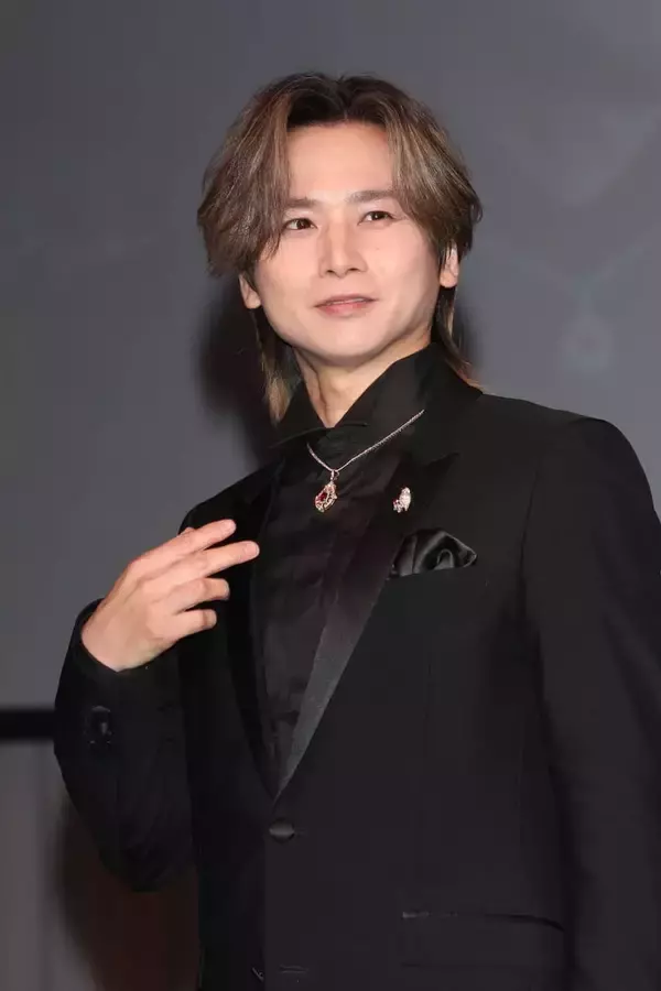 「堂本光一、日本ジュエリーベストドレッサー賞で表彰も「なぜ自分がこの賞をいただけたのか…」首かしげ」の画像