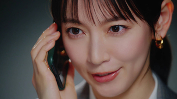 吉岡里帆がシゴデキスーツ姿で「チョコレート効果」のリフレッシュ法を伝授！