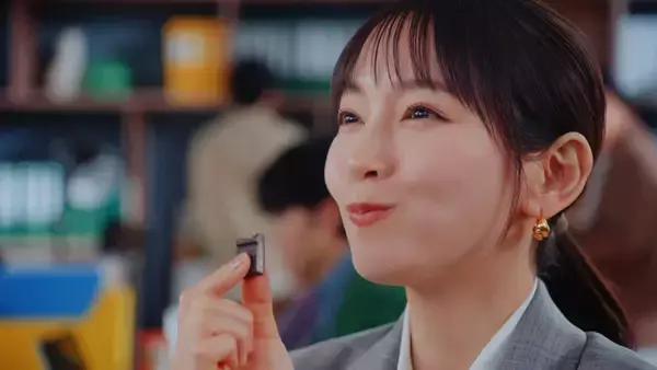 「吉岡里帆がシゴデキスーツ姿で「チョコレート効果」のリフレッシュ法を伝授！」の画像