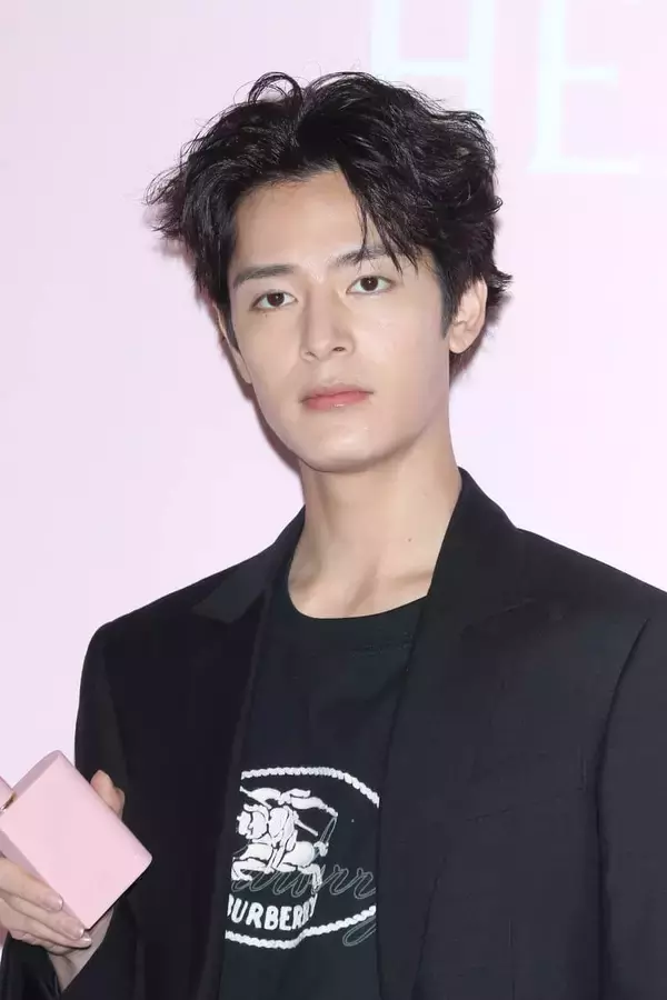「杉野遥亮「坊主頭なので、香水に守ってもらっている感覚」バーバリービューティのイベントで語る。新婚・神尾楓珠の姿も」の画像