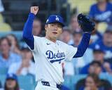 「山本由伸、初の完投勝利！ポストシーズンで快挙達成、ドジャース連勝！」の画像1