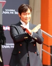 イ・ビョンホン、快挙！米マガジン選定の「2025年間最高の映画俳優10人」入り