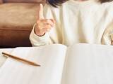 「半世紀前に11歳の少女が“ビデオ通話”を予言？ ソファから見つかった宿題が話題」の画像1