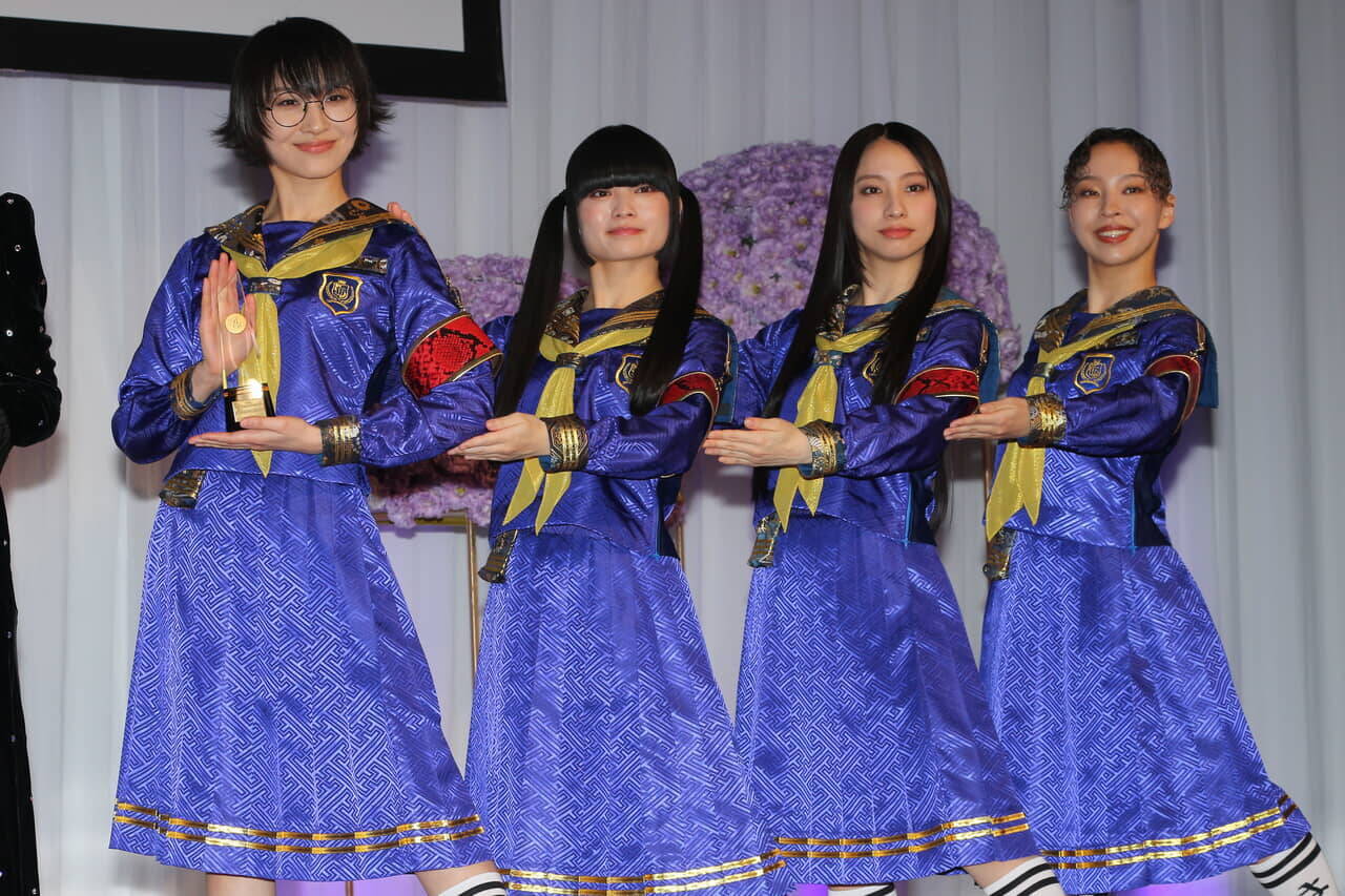 10周年の新しい学校のリーダーズが決意「新たな段階に足を踏み入れたい」ベストドレッサー賞