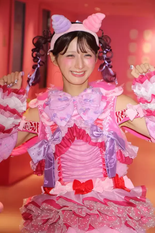 「しなこ「うんこカチューシャ」が可愛すぎた！人気ミュージアムの世界観PR」の画像