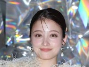 橋本環奈、ゴージャスドレスで表参道降臨！キラキラ輝き続ける秘訣は「何事も楽しむこと」