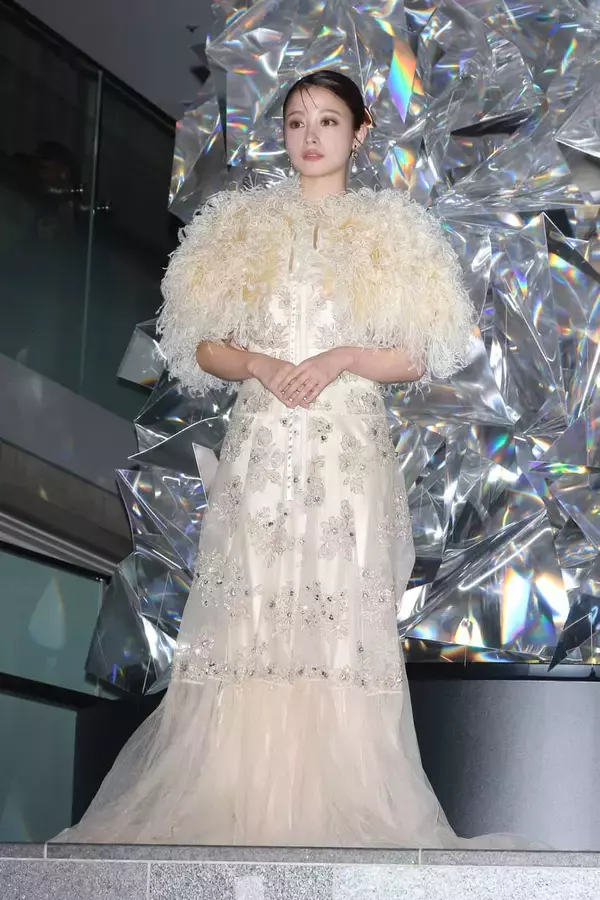 「橋本環奈、ゴージャスドレスで表参道降臨！キラキラ輝き続ける秘訣は「何事も楽しむこと」」の画像