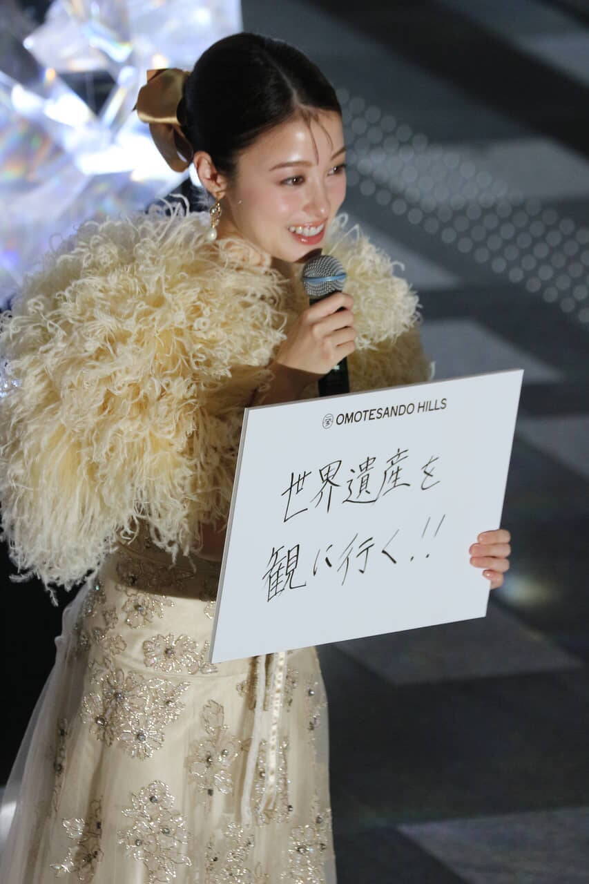 橋本環奈、ゴージャスドレスで表参道降臨！キラキラ輝き続ける秘訣は「何事も楽しむこと」