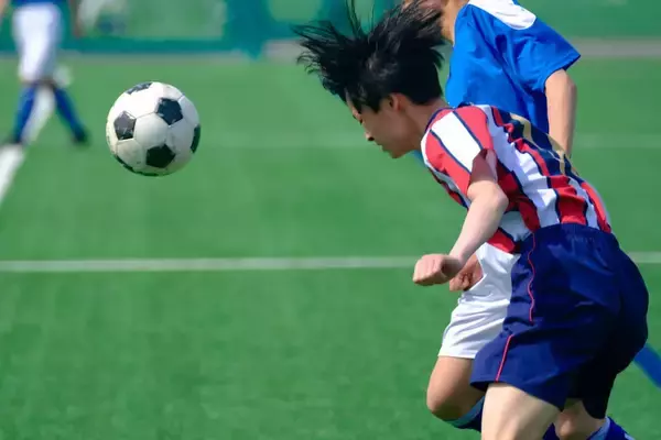 サッカーのヘディングが脳に悪影響。認知症や脳損傷のリスク高める