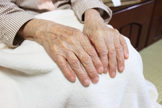 世界最高齢のイギリス人女性が117歳に。チャールズ国王と交流し喜び語る