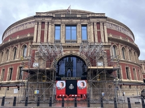 YOSHIKIも歌った「音楽の殿堂」で大相撲公演！15日開催を前に土俵作り