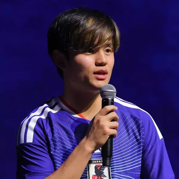 サッカー日本代表MF久保建英、担架で運ばれ負傷交代…左太もも裏押さえ、起き上がれず