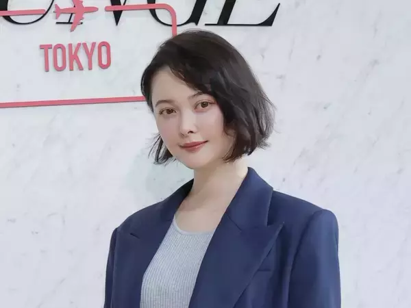 玉城ティナ、日本限定バッグでデニム×レザーの秋コーデ 10月で「20代ラストイヤー」