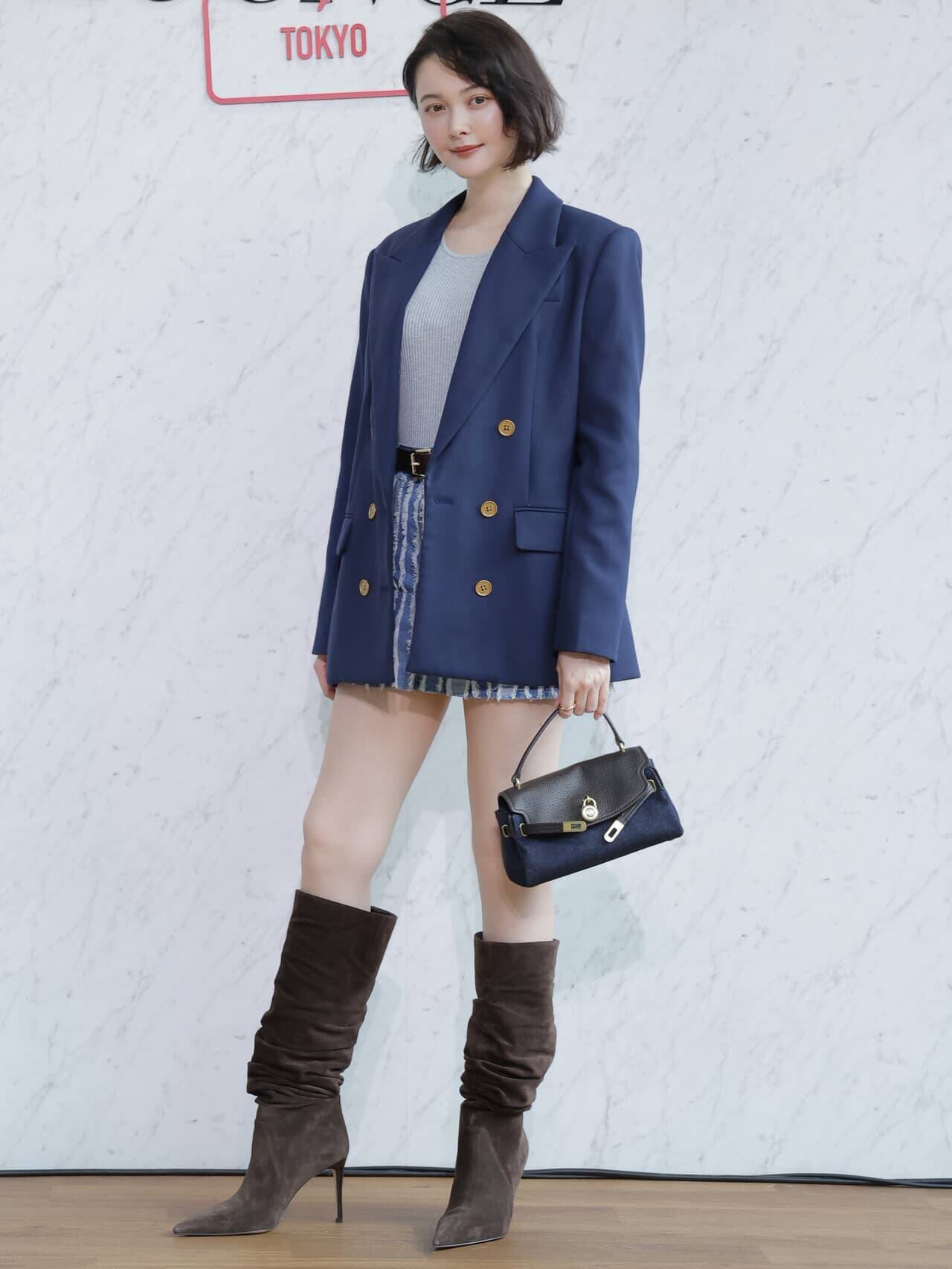玉城ティナ、日本限定バッグでデニム×レザーの秋コーデ 10月で「20代ラストイヤー」