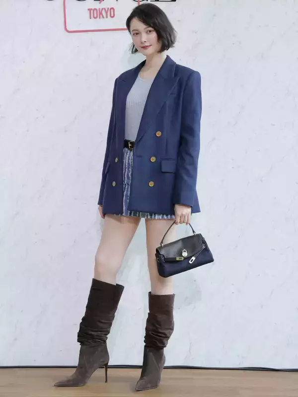 「玉城ティナ、日本限定バッグでデニム×レザーの秋コーデ 10月で「20代ラストイヤー」」の画像