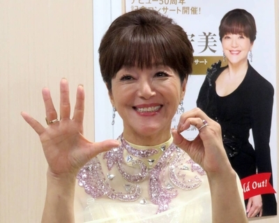 岩崎宏美、「聖母たちのララバイ」など熱唱！林家ペー・パー子夫妻のチャリティー公演で