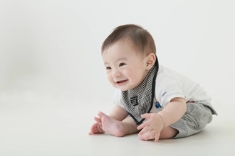 女児は「人の顔」、男児は「動くおもちゃ」に興味抱く傾向。先天的な性差を示唆か