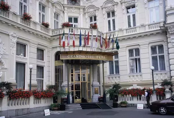 「ローカル列車で国境を越え、チェコの温泉保養地へ」の画像