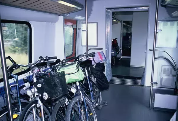 「ローカル列車で国境を越え、チェコの温泉保養地へ」の画像