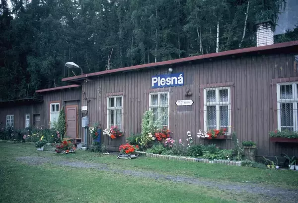 「ローカル列車で国境を越え、チェコの温泉保養地へ」の画像