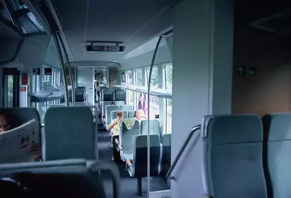 「ローカル列車で国境を越え、チェコの温泉保養地へ」の画像