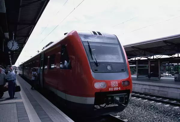 「ローカル列車で国境を越え、チェコの温泉保養地へ」の画像
