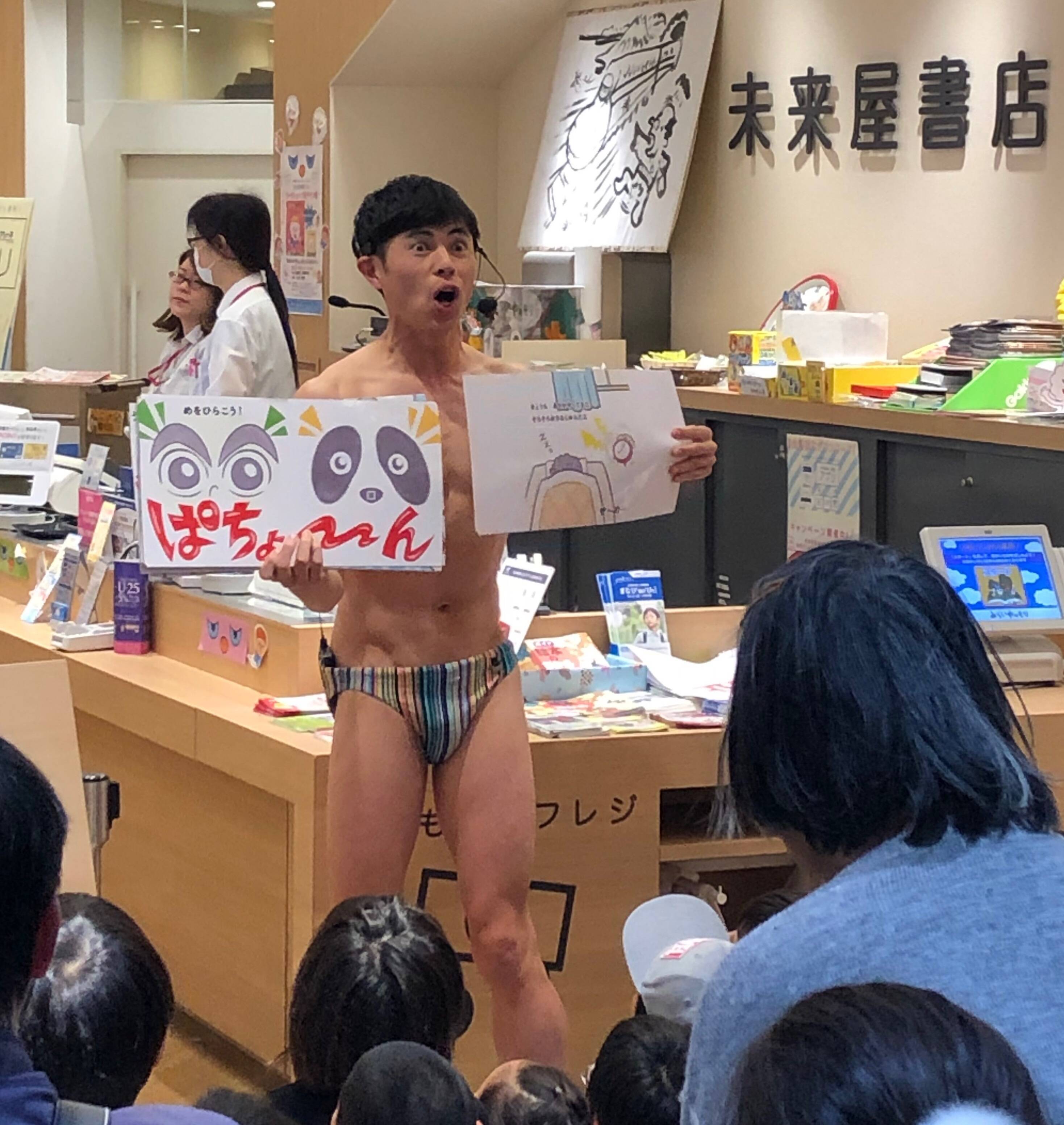 あの一発屋芸人の新境地 小島よしおが 絵本読み聞かせ で書店をジャック 19年4月4日 エキサイトニュース