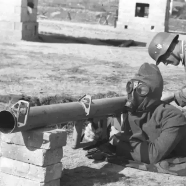 「「戦車大国」ドイツの歩兵携行対戦車火器2題：パンツァーファウストとパンツァーシュレック」の画像