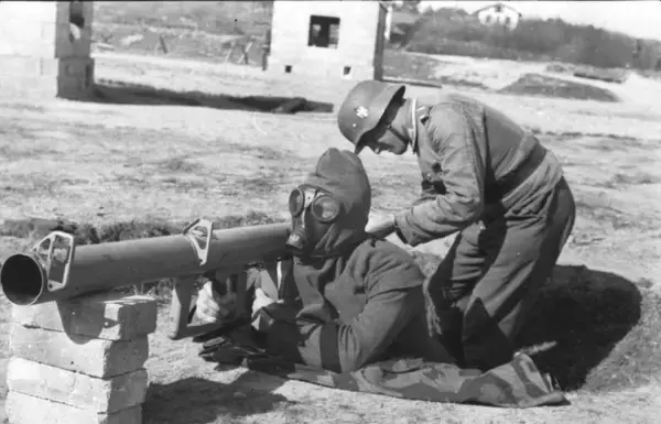 「「戦車大国」ドイツの歩兵携行対戦車火器2題：パンツァーファウストとパンツァーシュレック」の画像