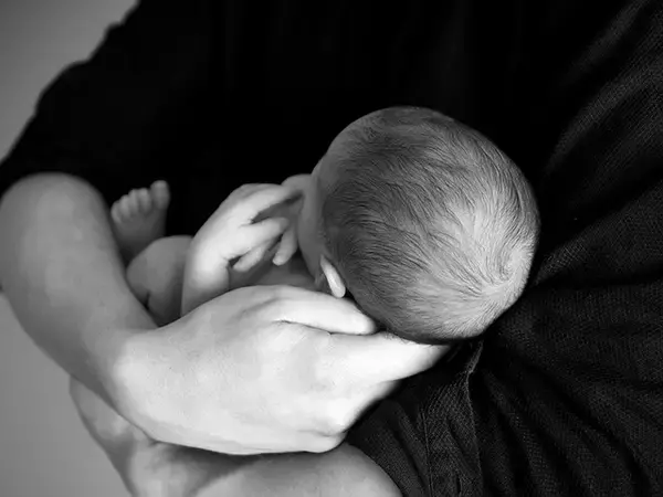 「母ちゃんを見て！」難病「魚鱗癬」の我が子を抱きしめた瞬間、若き母と父はすべてを受け入れる覚悟を決めた