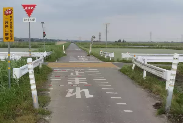 「茨城県稲敷市、田園地帯にぽつんと立つ道路標識がとんでもなくレア物だった」の画像