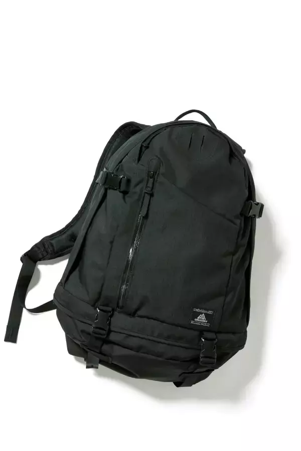 「ジャケットに合わせても浮かないリュック７選」の画像