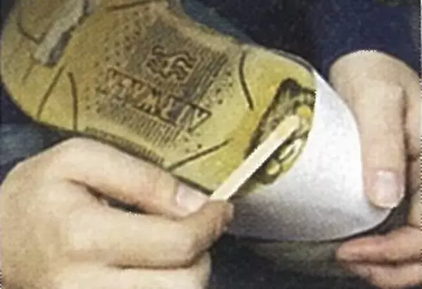 「擦り減ったスニーカー靴底が復活する！技ありテクニック」の画像