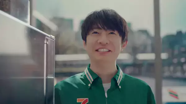 「天海祐希と櫻井翔が“ギャルピース”披露！セブン-イレブン新CMにエルフ荒川が登場」の画像