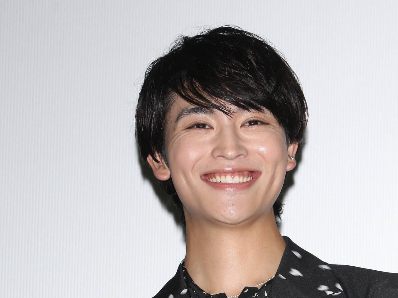 八村倫太郎「めっちゃ俳優やん」 増子敦貴の“低音あいさつ”にツッコミ　映画『ホーム スイート ホーム』完成披露舞台挨拶