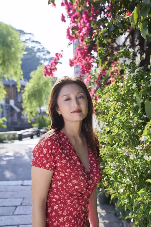 伝説のミューズ・井上晴美「大人の色香を大胆に！」衝撃の豊満プロポーションを披露