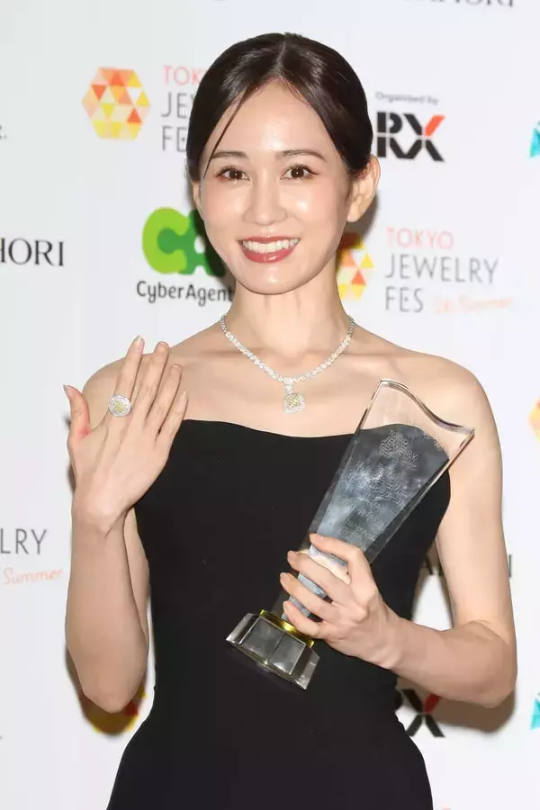 「美魔女になった前田敦子「35歳という節目なのですてきなジュエリーをお迎えできたら」」の画像
