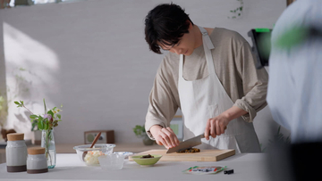 松下洸平が夏にぴったりのオリジナル「おにぎりレシピ」を披露。「ミョウガやネギをちらして…」