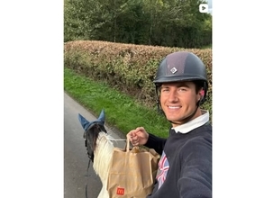 愛馬でマクドナルドの「ドライブスルー」へ。英国馬術選手の「ライドスルー」動画が話題