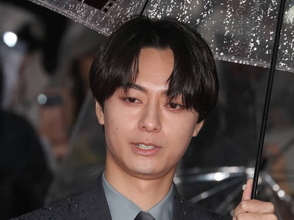 第39回東京国際映画祭は雨中の開幕、総勢262人がレッドカーペットに。ACEes作間龍斗も黒スーツで登場