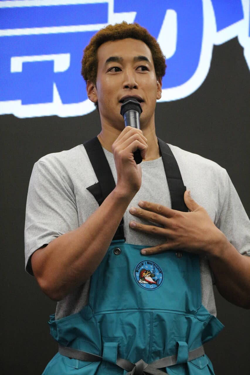 『北の島から』主演の関口メンディーが会見で猛抗議！「なんでモト冬樹さんが一番デカいんですか」
