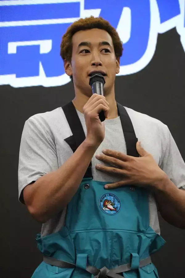 「『北の島から』主演の関口メンディーが会見で猛抗議！「なんでモト冬樹さんが一番デカいんですか」」の画像
