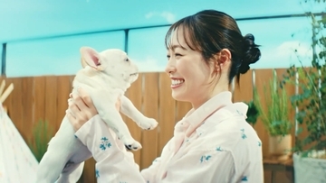 福原遥が語る愛犬と暮らす理想の家「バーベキューができて、思い切り走り回れる庭」　『SUUMO』新CMで子犬と共演