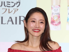 石原さとみ、ママになっても美しさはそのまま。産後初の公の場に真紅ドレスまとい登場