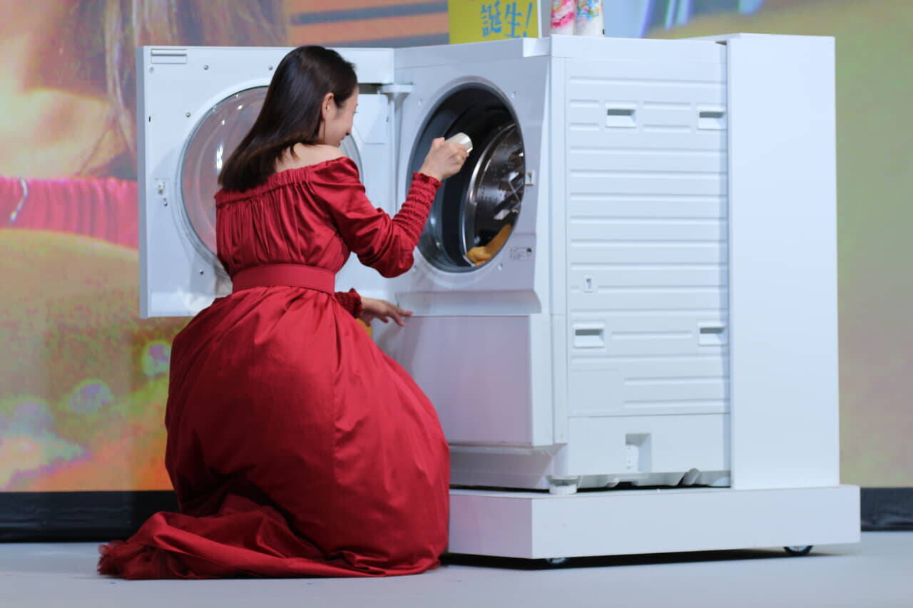 石原さとみ、ママになっても美しさはそのまま。産後初の公の場に真紅ドレスまとい登場