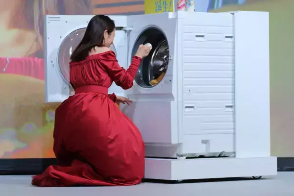 「石原さとみ、ママになっても美しさはそのまま。産後初の公の場に真紅ドレスまとい登場」の画像